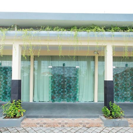 V Canggu Dormitory Екстер'єр фото