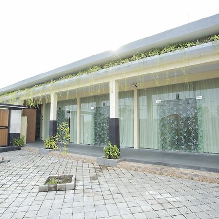 V Canggu Dormitory Екстер'єр фото
