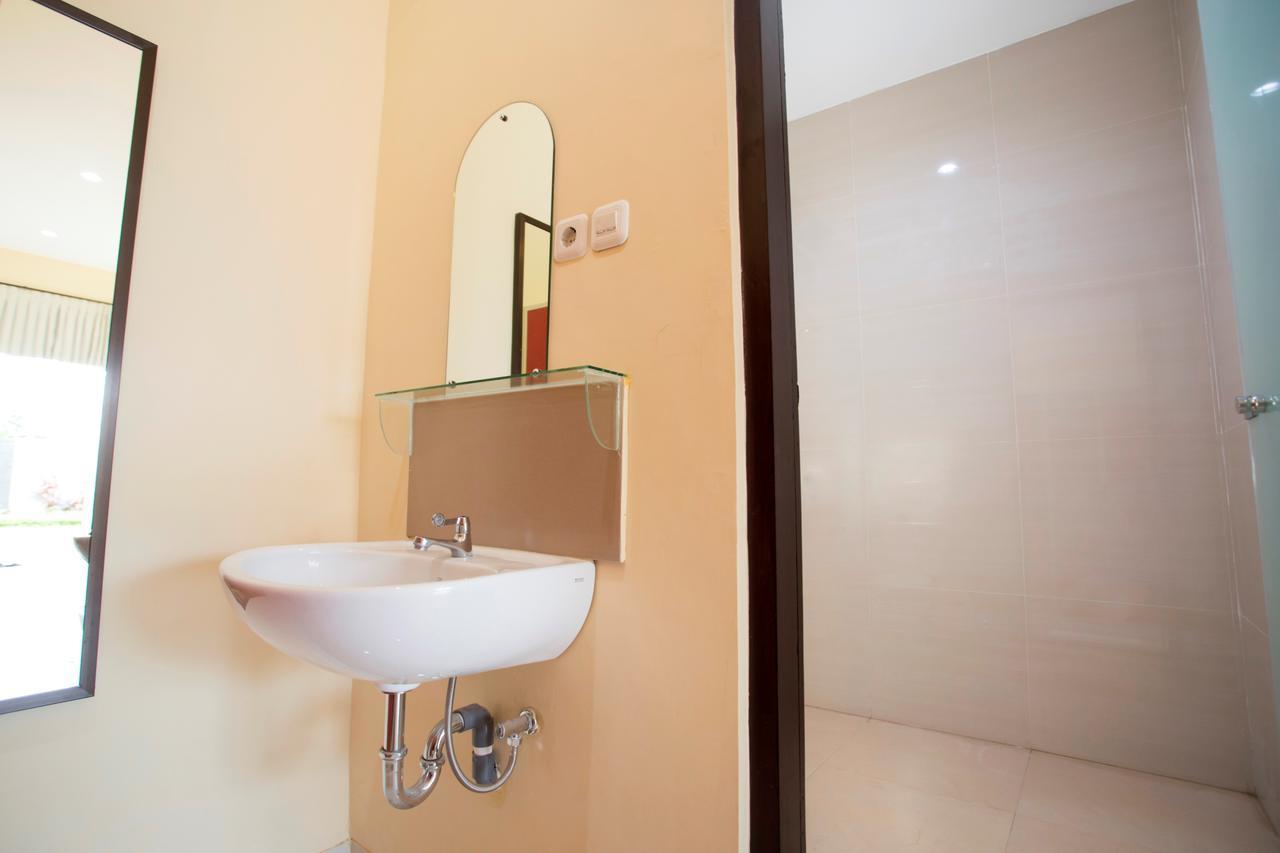 V Canggu Dormitory Екстер'єр фото