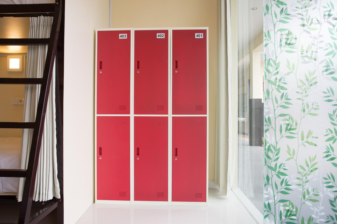 V Canggu Dormitory Екстер'єр фото