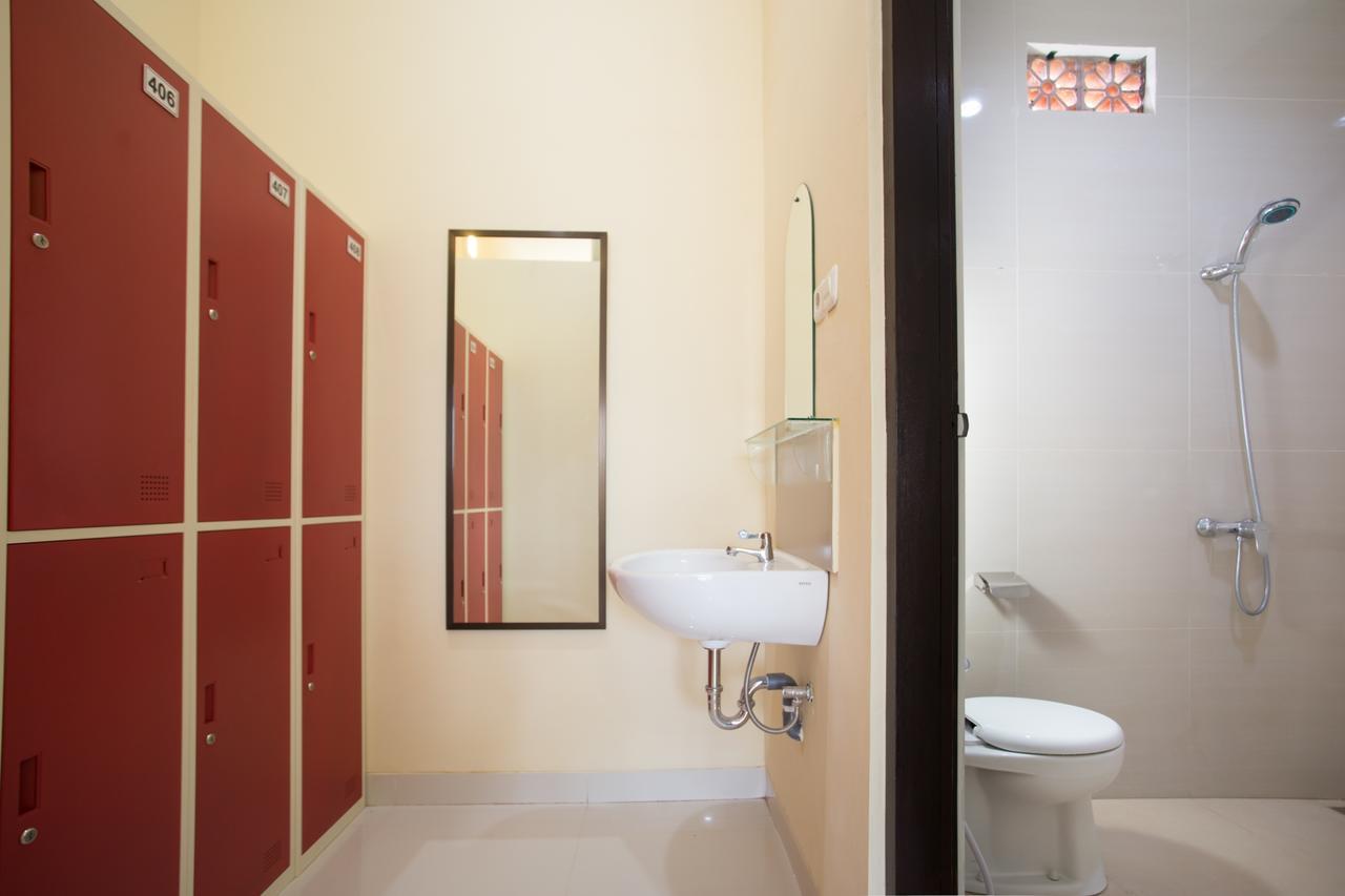 V Canggu Dormitory Екстер'єр фото