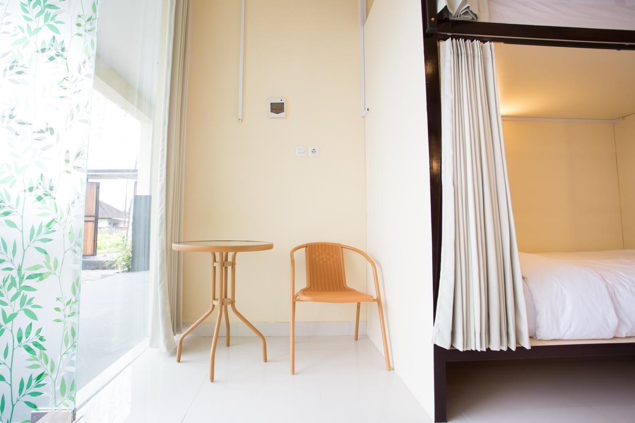 V Canggu Dormitory Екстер'єр фото
