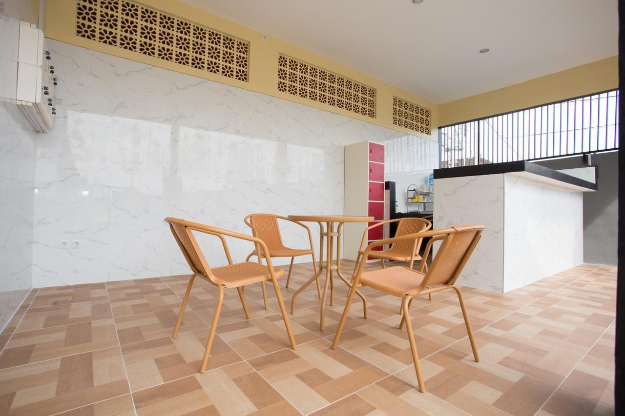 V Canggu Dormitory Екстер'єр фото