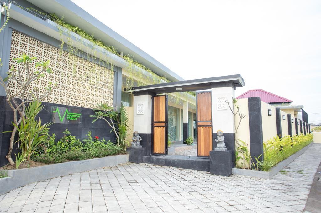 V Canggu Dormitory Екстер'єр фото
