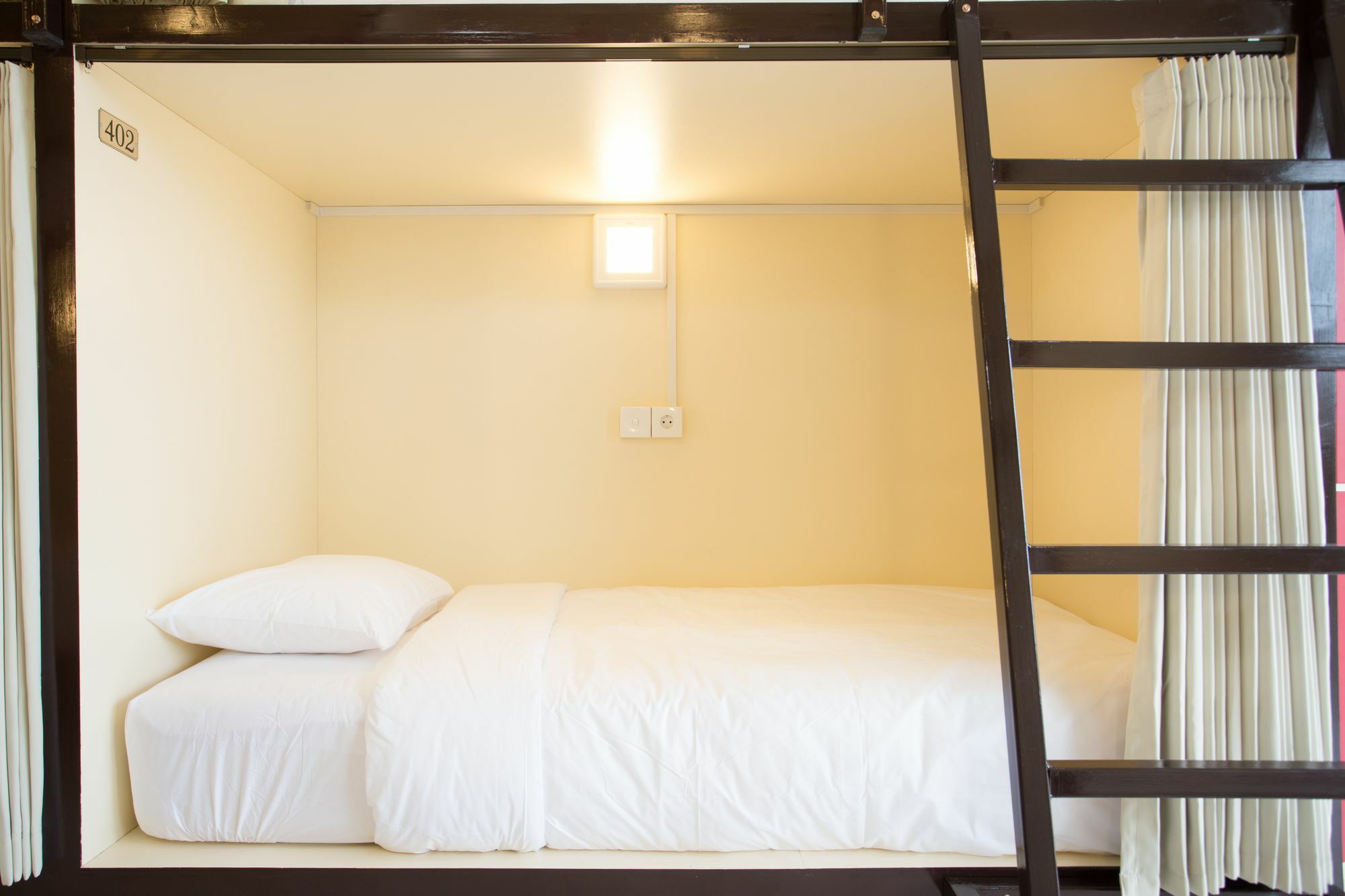 V Canggu Dormitory Екстер'єр фото