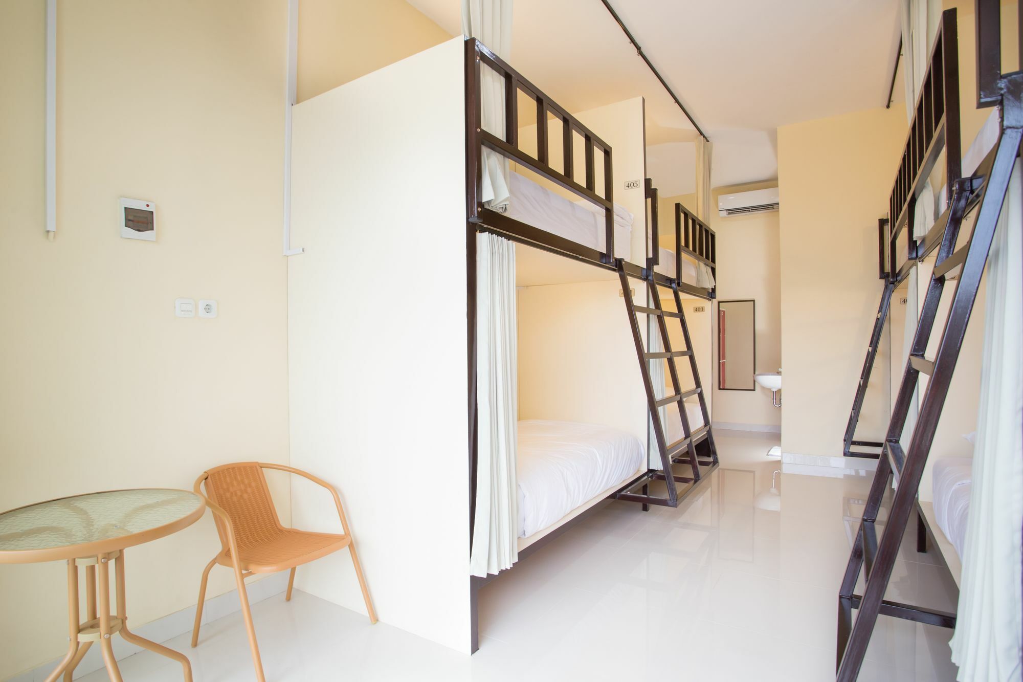 V Canggu Dormitory Екстер'єр фото